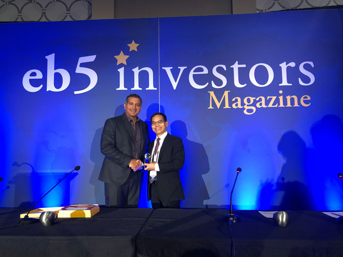 美成达董事长邱总获得eb5投资者杂志颁发的全球百强移民公司奖项合影